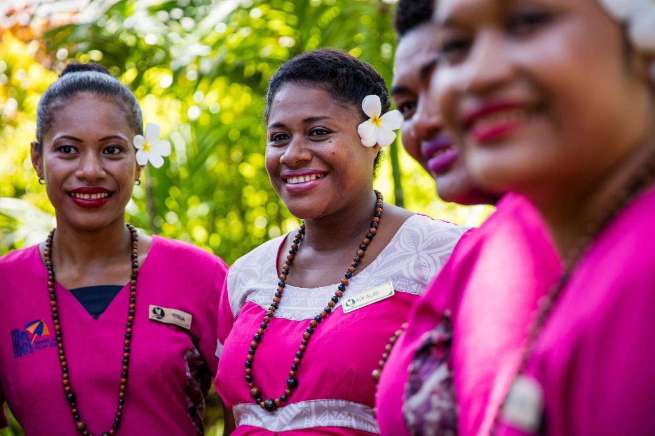 Outrigger Fiji Beach Resort Korotogo Εξωτερικό φωτογραφία A group of Dominican women