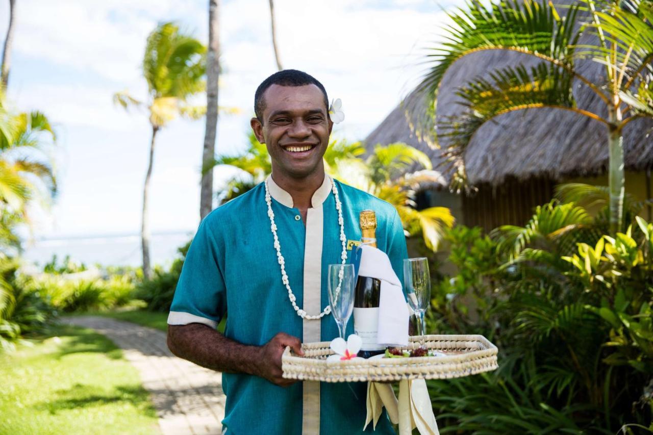 Outrigger Fiji Beach Resort Korotogo Εξωτερικό φωτογραφία A hotel butler in the Maldives