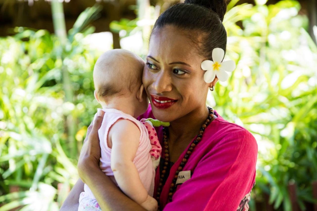 Outrigger Fiji Beach Resort Korotogo Εξωτερικό φωτογραφία A mother and child in Samoa