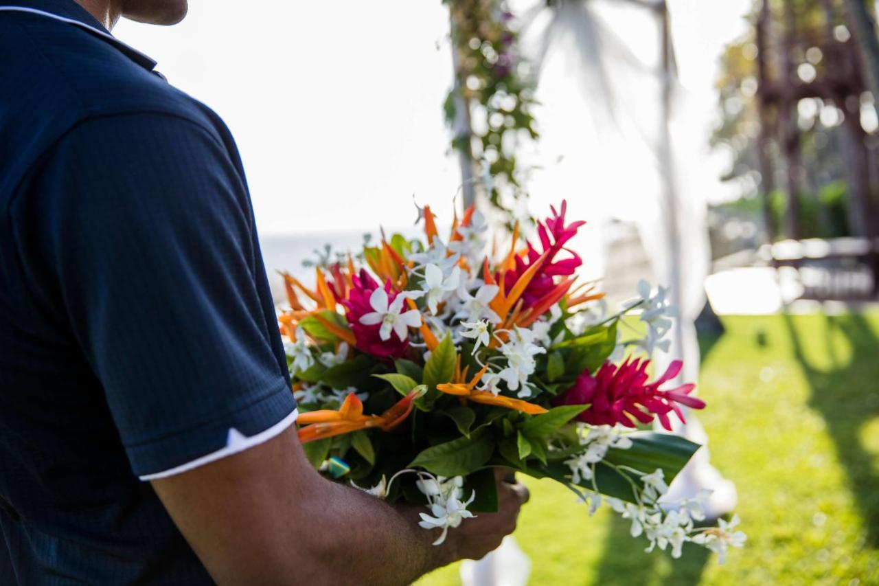 Outrigger Fiji Beach Resort Korotogo Εξωτερικό φωτογραφία A bouquet of tropical flowers