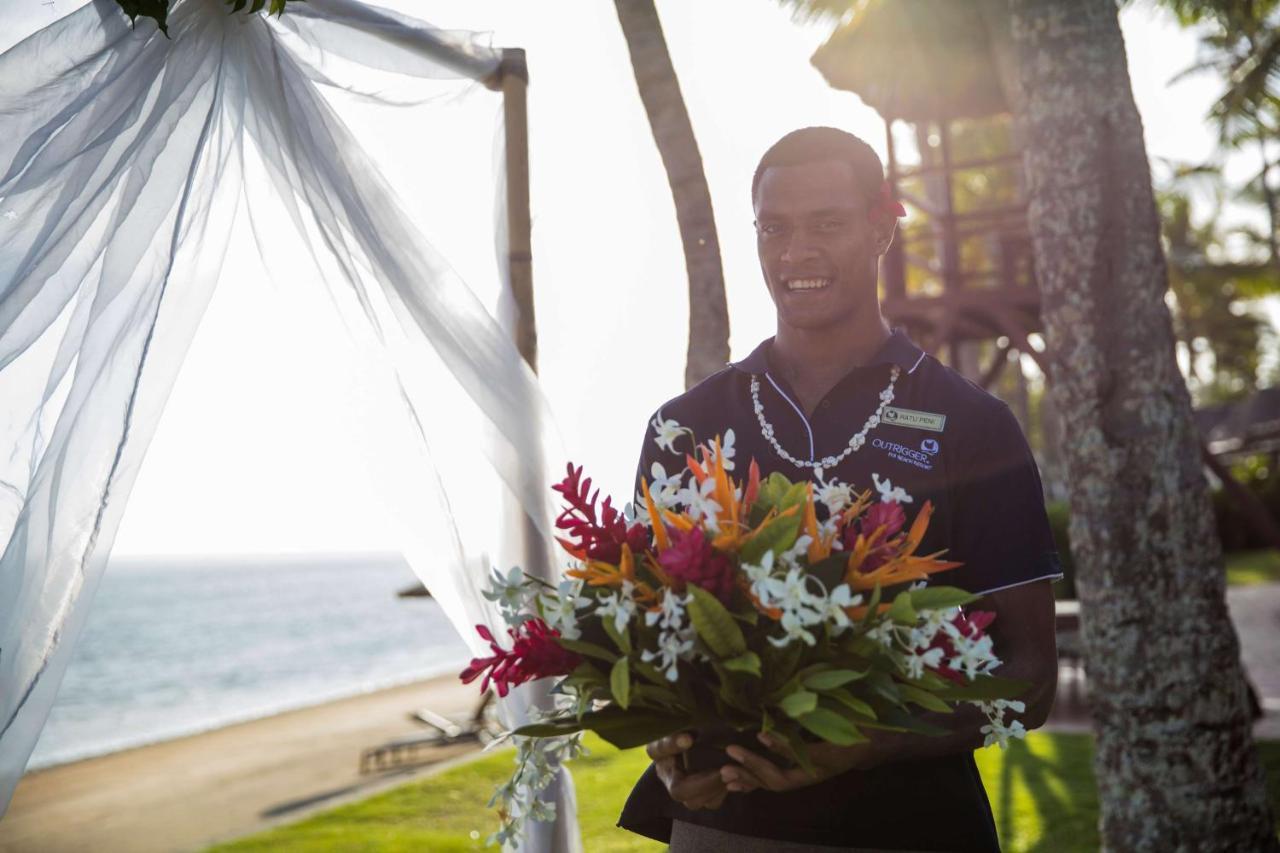 Outrigger Fiji Beach Resort Korotogo Εξωτερικό φωτογραφία A staff member at the Four Seasons Resort Maldives at the Landaa Giraavaru