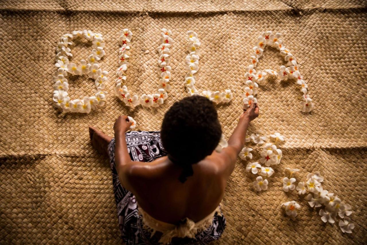 Outrigger Fiji Beach Resort Korotogo Εξωτερικό φωτογραφία A Samoan woman weaving a tapa