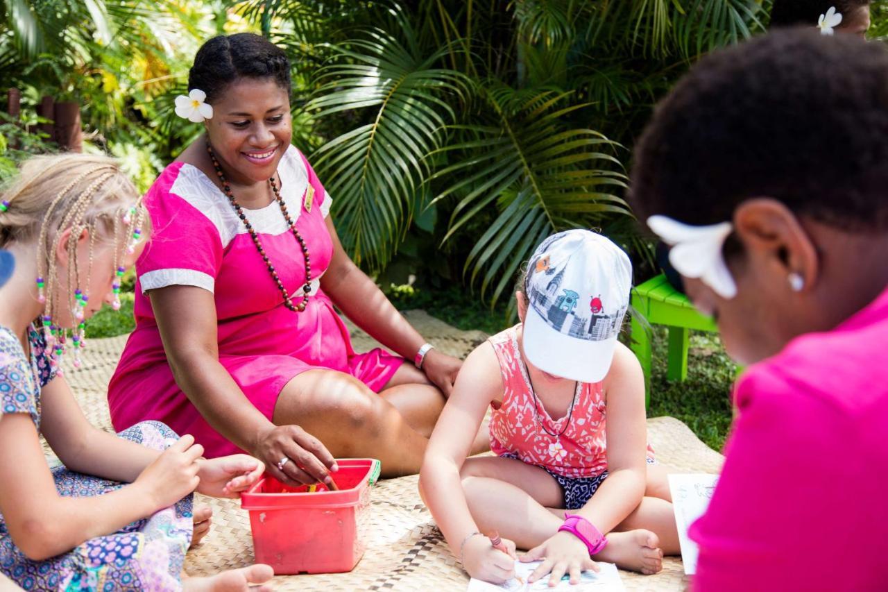 Outrigger Fiji Beach Resort Korotogo Εξωτερικό φωτογραφία A woman from the Seychelles with children