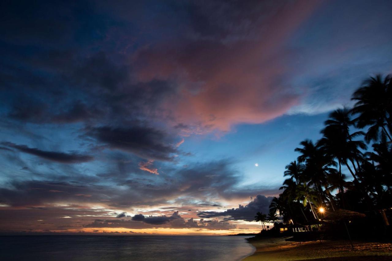 Outrigger Fiji Beach Resort Korotogo Εξωτερικό φωτογραφία Sunset at the beach