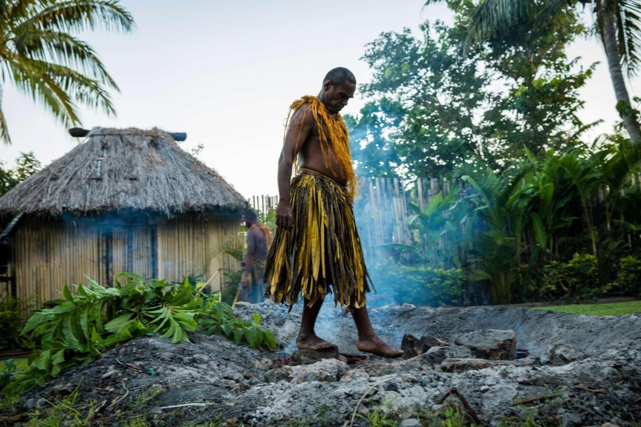 Outrigger Fiji Beach Resort Korotogo Εξωτερικό φωτογραφία A man from the village of Malu'a Satu, on the island of American Samoa