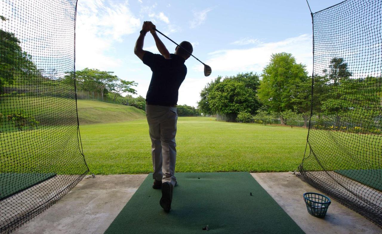 Outrigger Fiji Beach Resort Korotogo Εξωτερικό φωτογραφία A golfer practicing at a driving range