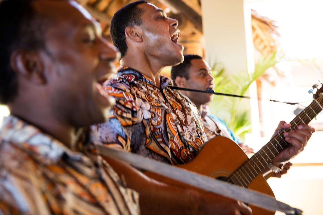 Outrigger Fiji Beach Resort Korotogo Εξωτερικό φωτογραφία Musicians at the 2011 conference
